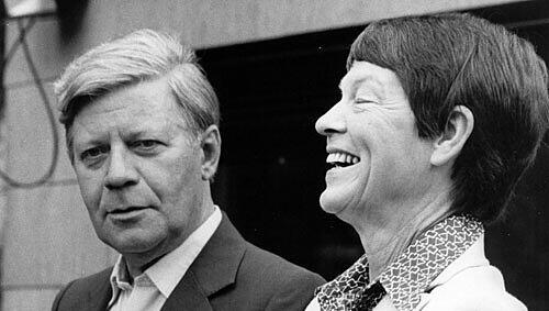 Helmut Schmidt mit seiner Loki Helmut Schmidt mit seiner Loki