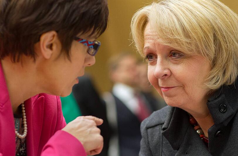 Seltene Koalition: Saarlands Regierungschefin Annegret Kramp-Karrenbauer (CDU, li.) stimmte mit NRW-Ministerpräsidentin Hannelore Kraft (SPD) für den Mindestlohn.