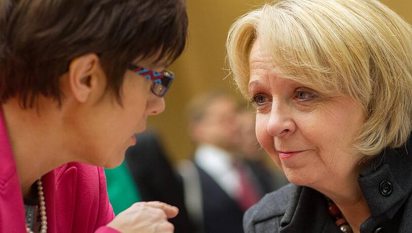 Seltene Koalition: Saarlands Regierungschefin Annegret Kramp-Karrenbauer (CDU, li.) stimmte mit NRW-Ministerpräsidentin Hannelore Kraft (SPD) für den Mindestlohn. Seltene Koalition: Saarlands Regierungschefin Annegret Kramp-Karrenbauer (CDU, li.) stimmte mit NRW-Ministerpräsidentin Hannelore Kraft (SPD) für den Mindestlohn.