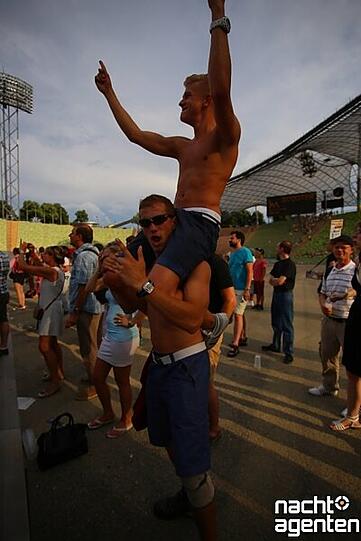 Im Olympiapark stieg eine riesige Open-Air-Party, bei der auch Scooter auftraten. Mehr Bilder vom "Münchner Sommernachtstraum" unter:  www.nachtagenten.de
