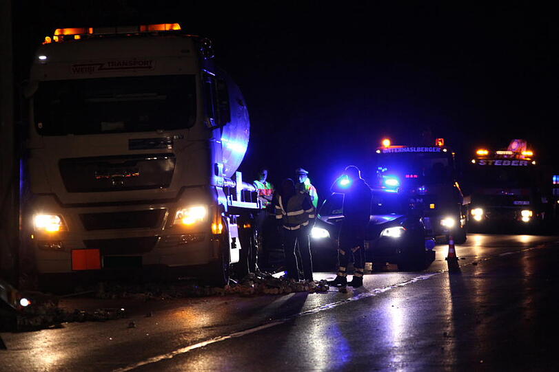 Vorsicht Joghurtbecher! Etwa vier Stunden war die B12 Richtung München gesperrt, weil ein Lkw nach einem Unfall seine Ladung verloren hat.