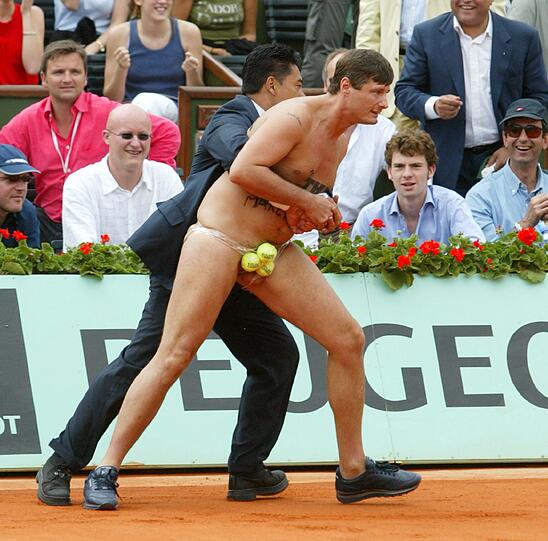 Dem Anlass angemessen verdeckte dieser Kandidat sein bestes Stück bei einem Tennisturnier mit - na klar - Tennisbällen.