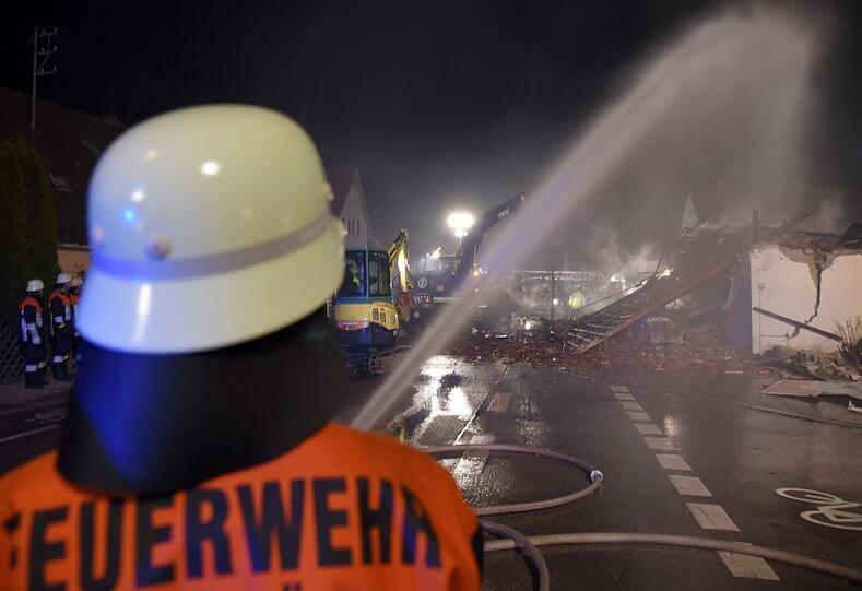 Bei der Explosion eines Wohnhauses in Gundelfingen an der Donau kam eine Frau ums Leben