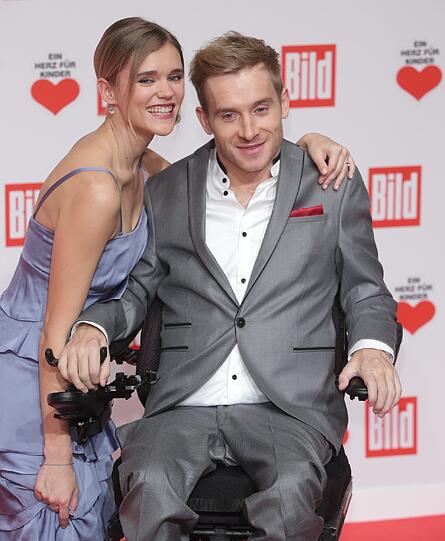 Samuel Koch mit seiner Verlobten Sarah Elena Timpe