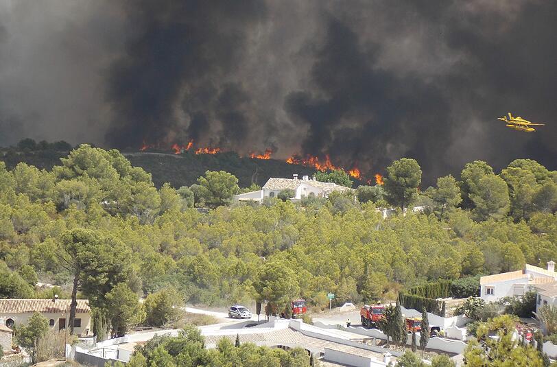 An der spanischen Costa Blanca frisst sich seit Sonntag ein katastrophales Feuer durch ein ausgetrocknetes Waldgebiet und lässt ganze Wohnviertel in Flammen aufgehen.