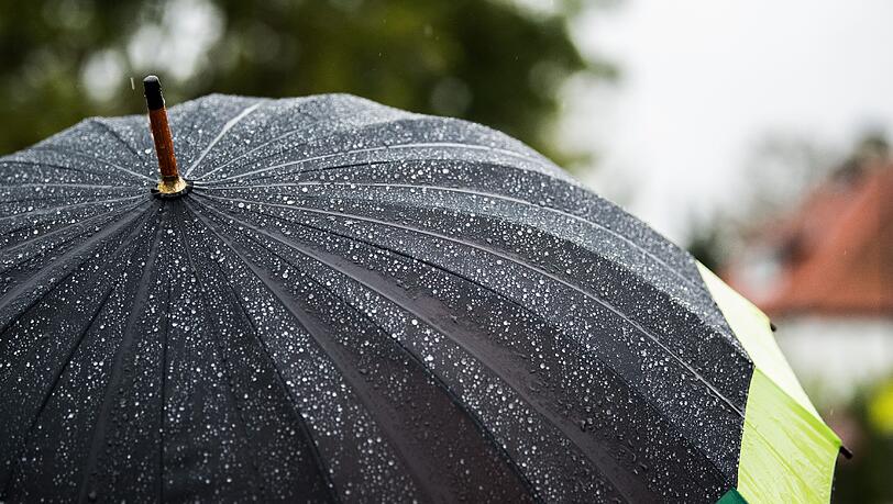 Wichtiger Begleiter am Wochenende: der Regenschirm. Wichtiger Begleiter am Wochenende: der Regenschirm.