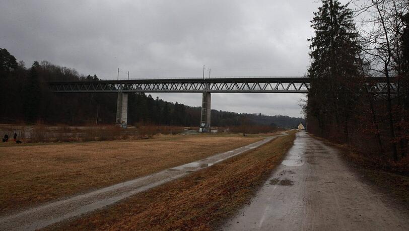 Der Biber fühlt sich an der Isar offenbar so richtig wohl und lässt es sich schmecken. Schön ist das nicht, beunruhigt muss wegen der Biber-Schäden aber niemand sein. Der Biber fühlt sich an der Isar offenbar so richtig wohl und lässt es sich schmecken. Schön ist das nicht, beunruhigt muss wegen der Biber-Schäden aber niemand sein.