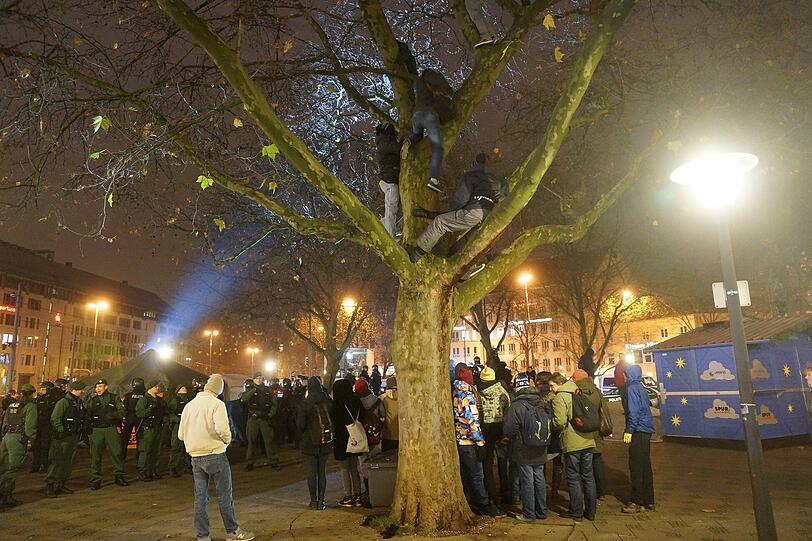 Das Lager der Flüchtlinge am Sendlinger Tor Platz wird von Einsatzkräften geräumt - die Bilder!