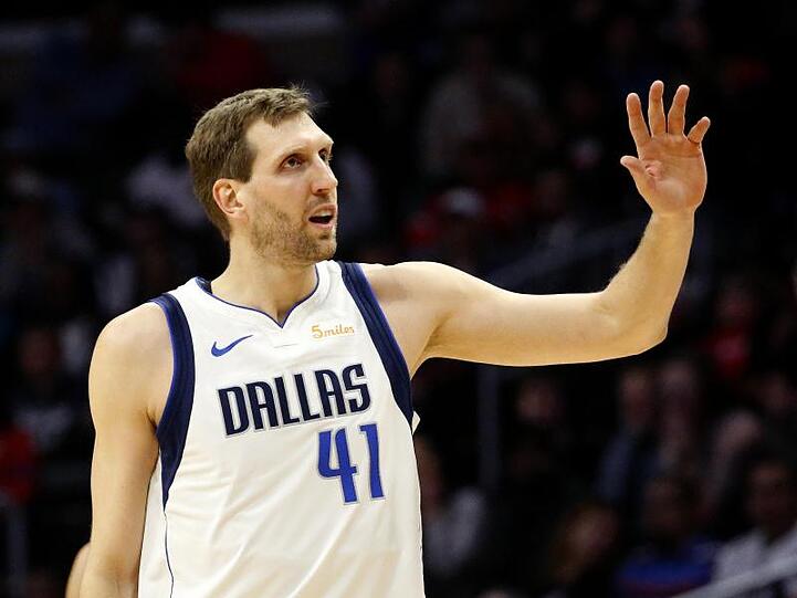 Dirk Nowitzki wird wie auf einer Abschiedstournee in den NBA-Arenen gefeiert.