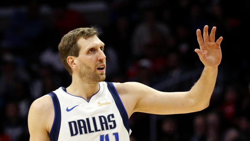 Dirk Nowitzki wird wie auf einer Abschiedstournee in den NBA-Arenen gefeiert. Dirk Nowitzki wird wie auf einer Abschiedstournee in den NBA-Arenen gefeiert.