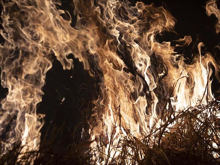 Ein Feuer lodert im Bezirk Santa Helena im Bundesstaat Mato Grosso.