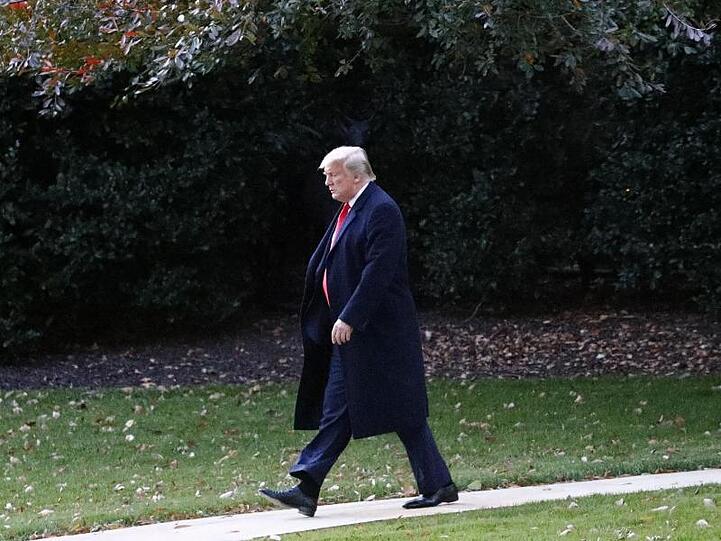 US Präsident Donald Trump geht über den Südrasen des Weißen Hauses zu seinem Hubschrauber, der Marine One.