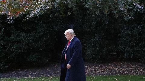 US Präsident Donald Trump geht über den Südrasen des Weißen Hauses zu seinem Hubschrauber, der Marine One.