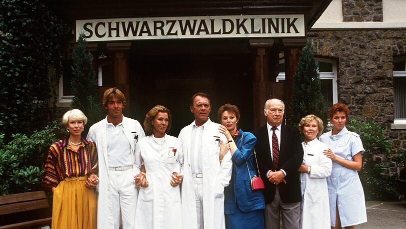 "Schwarzwaldklinik": Ilona Grübel (in Blau) 1986 mit den Kollegen - darunter Sascha Hehn (2. v. l.). "Schwarzwaldklinik": Ilona Grübel (in Blau) 1986 mit den Kollegen - darunter Sascha Hehn (2. v. l.).