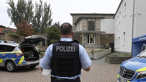 Polizisten bewachen die Synagoge in Hagen.