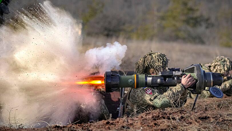 Ein ukrainischer Soldat feuert eine NLAW-Panzerabwehrlenkwaffe während einer Übung im Rahmen der Joint Forces Operation im Oblast Donezk. Ein ukrainischer Soldat feuert eine NLAW-Panzerabwehrlenkwaffe während einer Übung im Rahmen der Joint Forces Operation im Oblast Donezk.