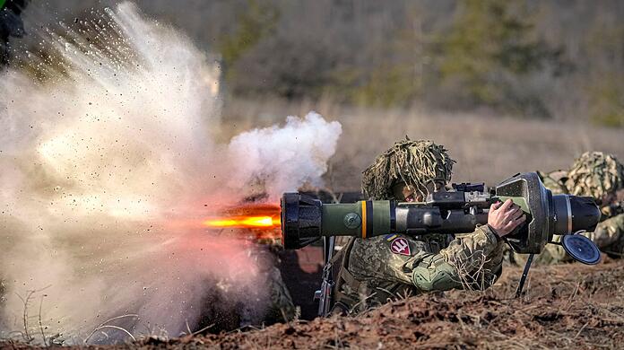 Ein ukrainischer Soldat feuert eine NLAW-Panzerabwehrlenkwaffe während einer Übung im Rahmen der Joint Forces Operation im Oblast Donezk.