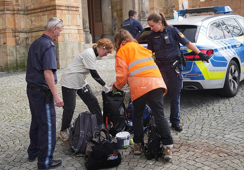Die Polizei kontrolliert Aktivisten der "Letzten Generation", nachdem die das Maximilianeum mit Farbe beschmiert haben.