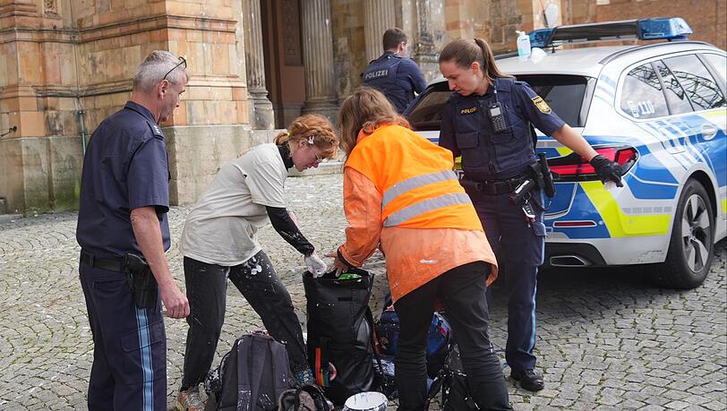 Die Polizei kontrolliert Aktivisten der "Letzten Generation", nachdem die das Maximilianeum mit Farbe beschmiert haben. Die Polizei kontrolliert Aktivisten der "Letzten Generation", nachdem die das Maximilianeum mit Farbe beschmiert haben.