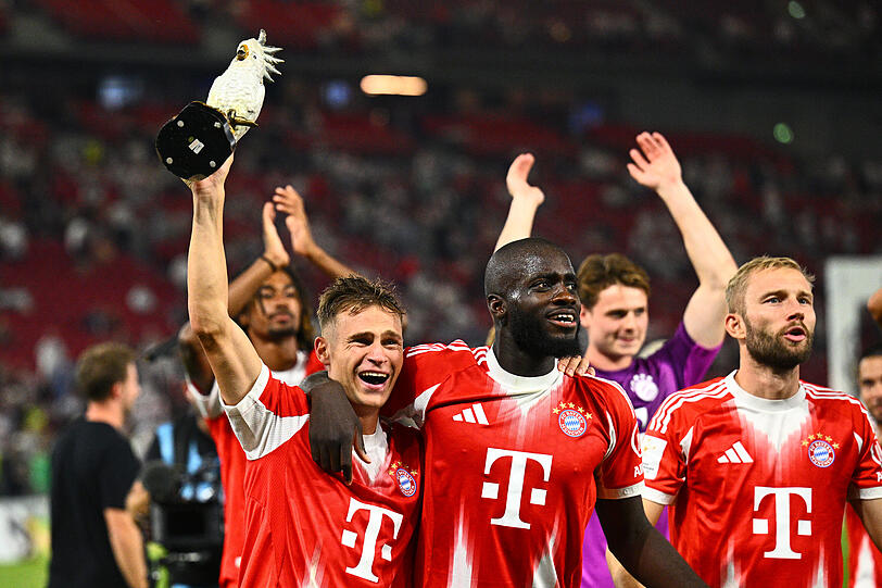 Der Porzellan-Kakadu aus dem Edel-Restaurant "Käfer" ist mittlerweile das Feier-Maskottchen des FC Bayern Der Porzellan-Kakadu aus dem Edel-Restaurant "Käfer" ist mittlerweile das Feier-Maskottchen des FC Bayern