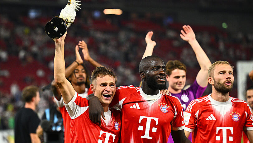 Der Porzellan-Kakadu aus dem Edel-Restaurant "Käfer" ist mittlerweile das Feier-Maskottchen des FC Bayern Der Porzellan-Kakadu aus dem Edel-Restaurant "Käfer" ist mittlerweile das Feier-Maskottchen des FC Bayern