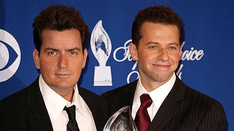 Jon Cryer (r.) stand bei "Two and a Half Men" im Schatten von Charlie Sheen.