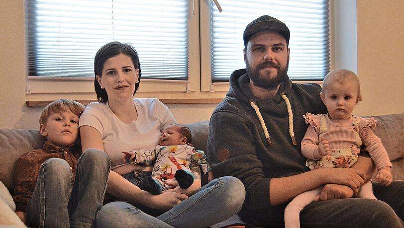 Die Familie Schöpp mit ihren drei Kindern. Der Jüngste, Johann, hat vor drei Jahren Schlagzeilen gemacht, weil er schneller als der Sanka war und als ungeplante Hausgeburt zur Welt kam. Damals half der Papa als Rettungssanitäter mit. Vor zwei Monaten nahm sich der dreifache Vater das Leben. Er litt an einer Posttraumatischen Belastungsstörung.