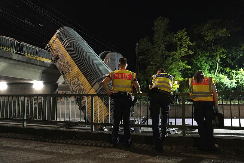 Die Polizei ermittelt, warum die beiden Züge zusammengestoßen sind. Die Polizei ermittelt, warum die beiden Züge zusammengestoßen sind.