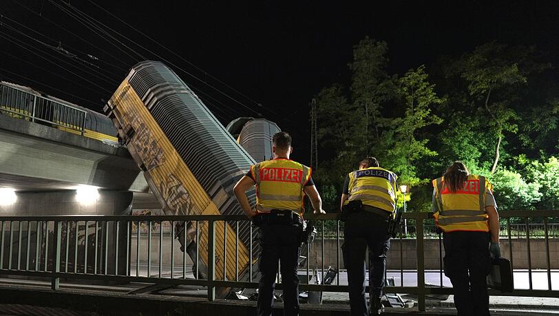 Die Polizei ermittelt, warum die beiden Züge zusammengestoßen sind. Die Polizei ermittelt, warum die beiden Züge zusammengestoßen sind.