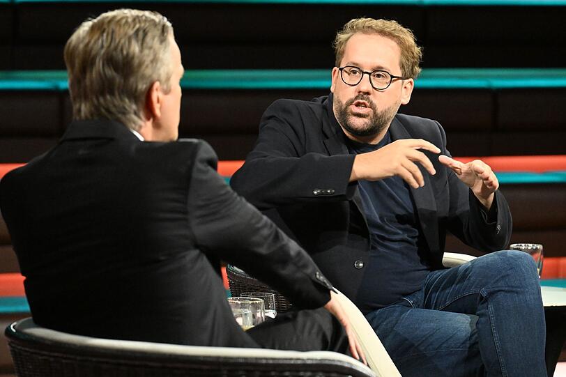Journalist Paul Ronzheimer zeichnete im Gespräch mit dem ZDF-Moderator ein Bild der Zerrissenheit innerhalb der Union. Journalist Paul Ronzheimer zeichnete im Gespräch mit dem ZDF-Moderator ein Bild der Zerrissenheit innerhalb der Union.