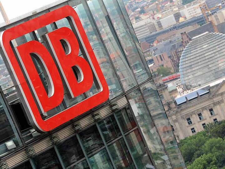 Das Logo der Deutschen Bahn in Berlin