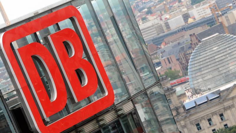 Das Logo der Deutschen Bahn in Berlin Das Logo der Deutschen Bahn in Berlin