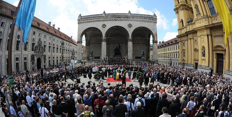 Kaiserwetter zum Abschied von Otto von Habsburg auf dem Odeonsplatz in München.