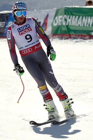 Wenige Minuten später fährt der US-Sportler sogar schon wieder auf seinen eigenen Ski zum Zielbereich.