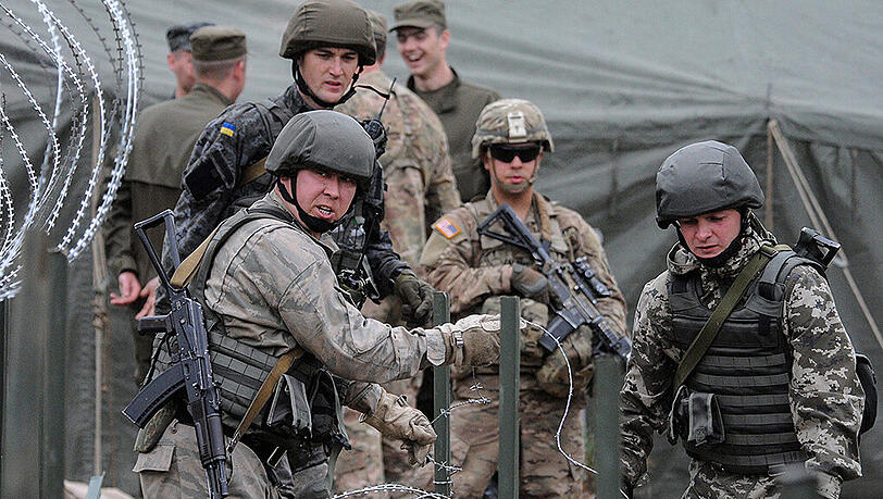 Die Zahl der Soldaten im aktiven Dienst soll von derzeit 490.000 auf 450.000 verringert werden. Die Zahl der Soldaten im aktiven Dienst soll von derzeit 490.000 auf 450.000 verringert werden.