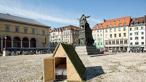 Dem König im Rücken sitzen: Shabby-Shabby-Apartment am Max-Joseph-Platz.