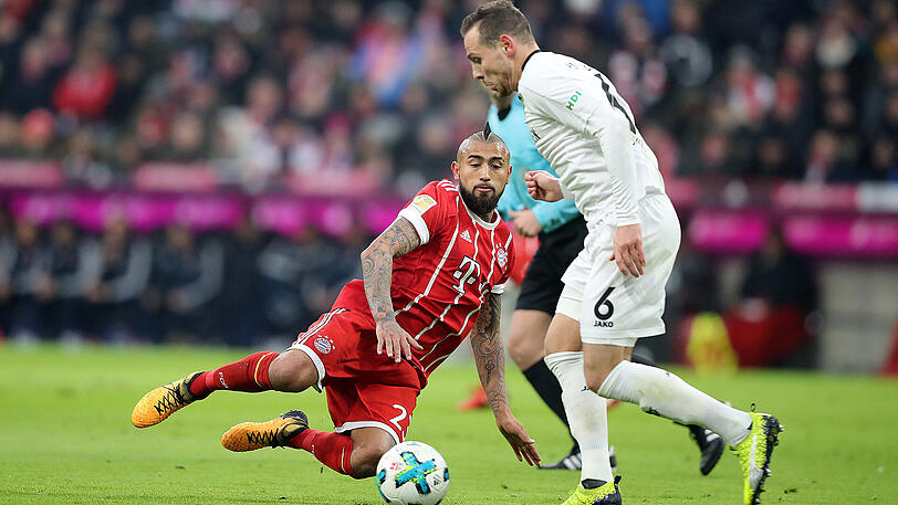 Duell im Hinspiel: Arturo Vidal (l.) vom FC Bayern gegen Hannovers Marvin Bakalorz. Im Rückspiel kann Vidal jedoch nicht spielen, er fällt für den Rest der Saison aus.