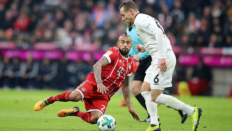 Duell im Hinspiel: Arturo Vidal (l.) vom FC Bayern gegen Hannovers Marvin Bakalorz. Im Rückspiel kann Vidal jedoch nicht spielen, er fällt für den Rest der Saison aus. Duell im Hinspiel: Arturo Vidal (l.) vom FC Bayern gegen Hannovers Marvin Bakalorz. Im Rückspiel kann Vidal jedoch nicht spielen, er fällt für den Rest der Saison aus.