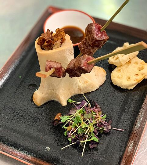 &bdquo;Pinchos de carne de res&ldquo;: ein kleines, feines Rindfleisch-Gericht.