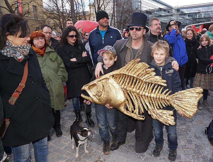 Wolfgang Flatz (60), Künstler und Hochschulprofessor, mit Rafael (9) und Norton (9): Dieses goldene Fischskelett habe ich für 240 Euro als Dekoration für meine Dachterrasse ersteigert. Der Fisch ist ziemlich schwer. Aber uns Dreien gefällt dieses Kunstwerk.