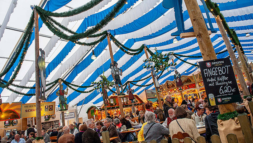 Die Geschichte des Oktoberfests lässt sich auf der Oidn Wiesn im Museumszelt der "Historischen Gesellschaft Bayerischer Schausteller e.V." erleben.