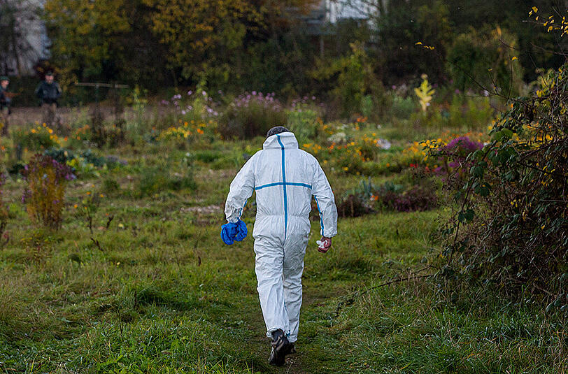 Bilder vom Tatort in Langwied. In einer Keller-Ruine wurde die Leiche einer Frau gefunden. Die Beamten gehen bereits am Montag davon aus, dass es sich um die vermisste Aline Körner handelt.