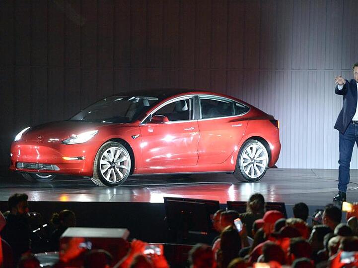 Tesla-Chef Elon Musk stellte den günstigeren Tesla Model 3 bereits 2017 vor.