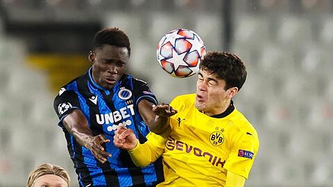 Odilon Kossounou vom FC Brügge und der Dortmunder Giovanni Reyna (r) im Kopfballduell.