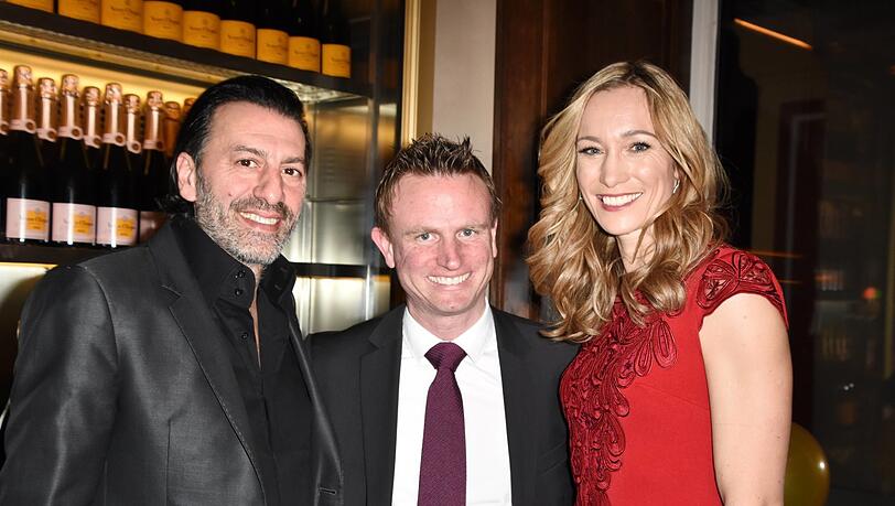 Ugo Crocamo (H'ugo's, Tambosi, l.) mit Prof. Dr.med. Hans Theiss Dr. Christine Theiss. Ugo Crocamo (H'ugo's, Tambosi, l.) mit Prof. Dr.med. Hans Theiss Dr. Christine Theiss.