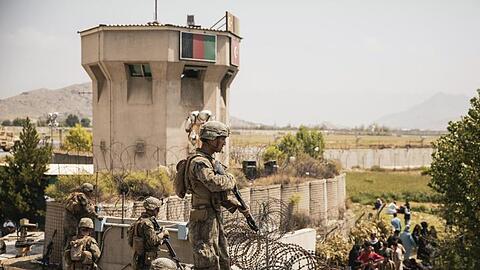 US-Marines bewachen einen Evakuierungskontrollpunkt am Hamid Karzai International Airport in Kabul.