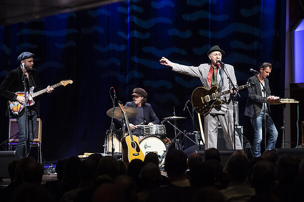 Georg Ringsgwandl imit seiner Band im Mozartsaal der Alten Oper in Frankfurt.