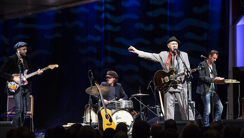 Georg Ringsgwandl imit seiner Band im Mozartsaal der Alten Oper in Frankfurt.