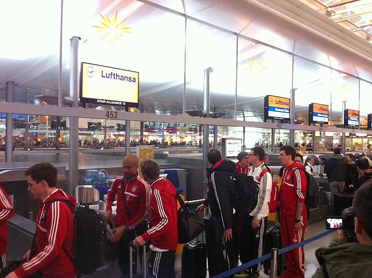 Die Bayern-Spieler checken am Flughafen in München ein. Die Bilder vom Abflug.