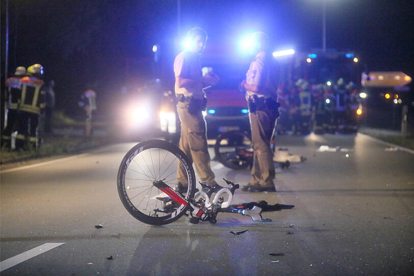 Horror-Crash in Altötting: Ein Opel-Fahrer erfasst acht Rennradfahrer und verletzt diese teils schwer - ein Mann stirbt noch an der Unfallstelle. Die Bilder zum Unfall sehen Sie hier.